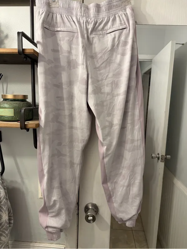 Athleta Light Lavender Camo Casual Pants - Image 6