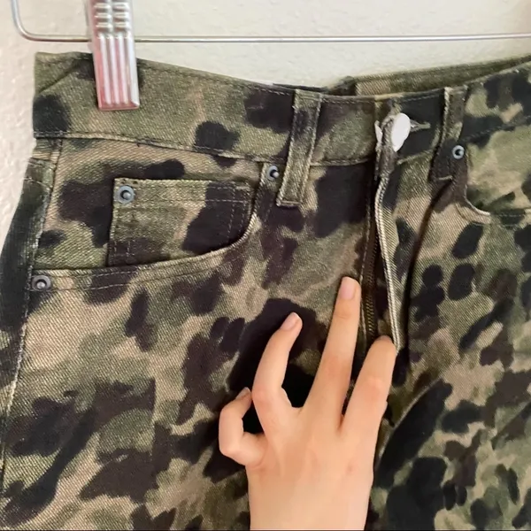 WeWoreWhat Dani Boyfriend Jeans Camo High Rise Olive Size‎ 25 NWT - Image 7