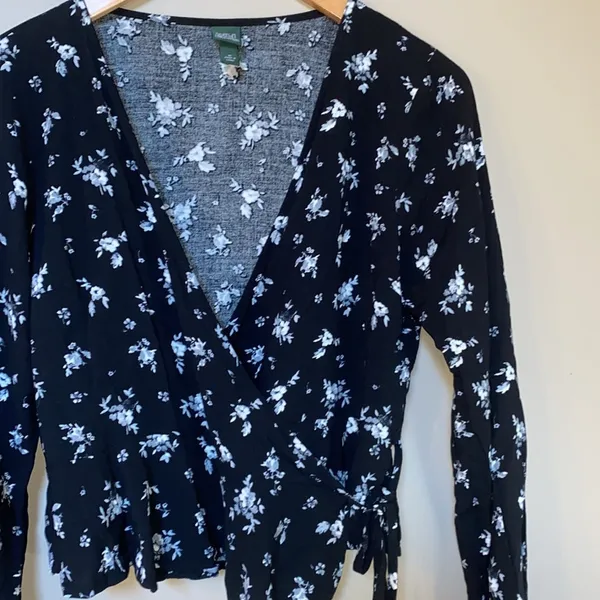 Wild fable black white floral wrap crop top - Image 4