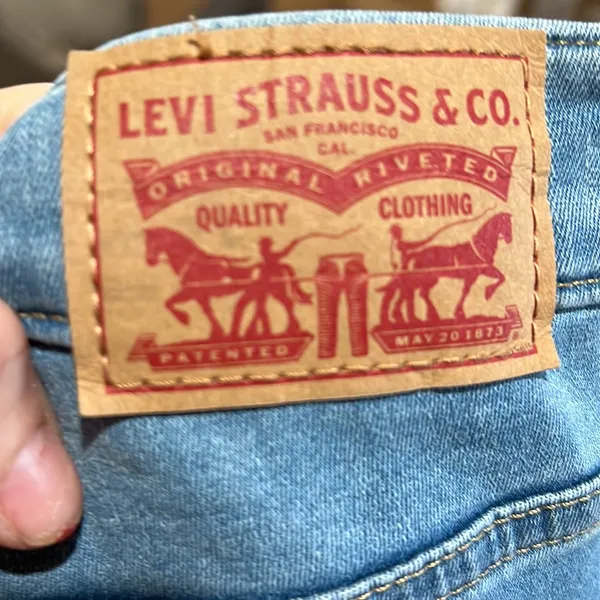 Levis Strauss blue denim cropped jeans - Image 9