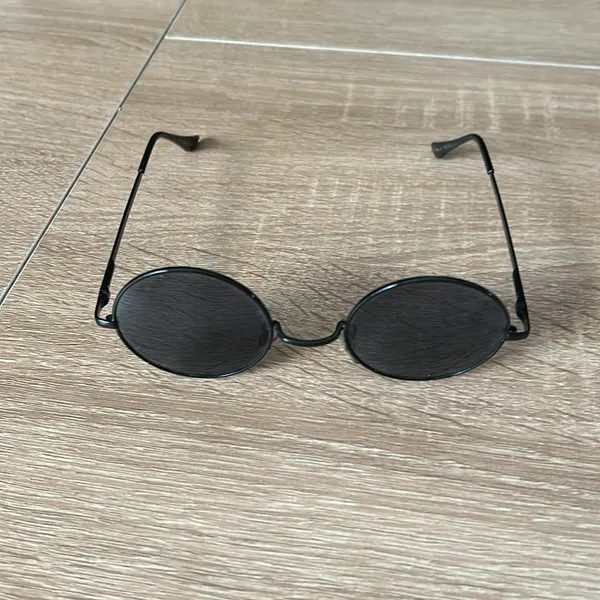 Black round sunglasses - Image 4