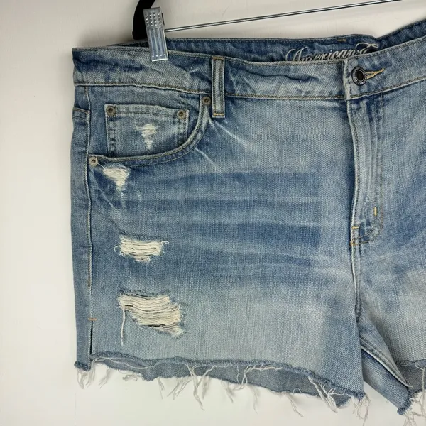 American Eagle Distressed Shorts Sz 18 Light Medium Wash Denim Raw Hem - Image 4