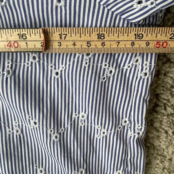 LOFT blue and white striped eyelet blouse Sz Medium - Image 10
