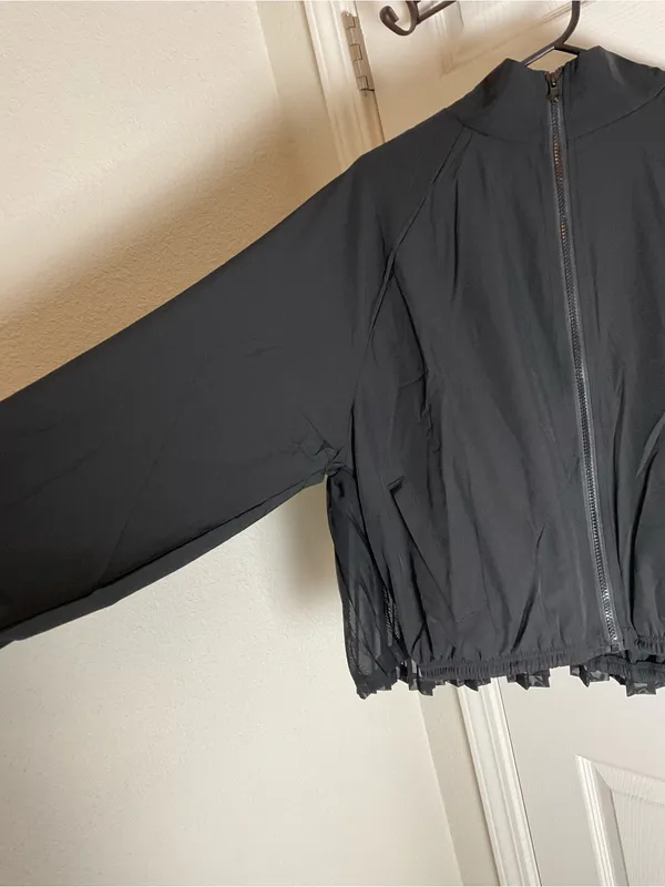 House of Mae Black Pleated Mesh Detail Active Zip Jacket Size Medium - Image 4