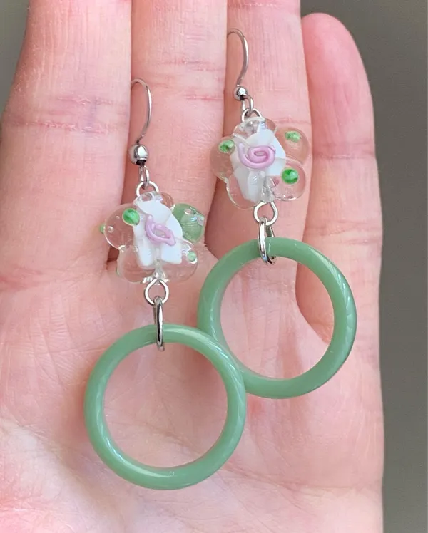 Handmade flower glass beads & green circle hoop unique fairy cottage retro style dangle earrings 🌼💚 - Image 3