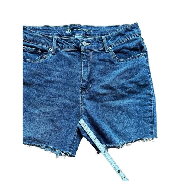 No Boundaries womens‎ or juniors 5” inseam distressed denim shorts sz 17 - Image 5
