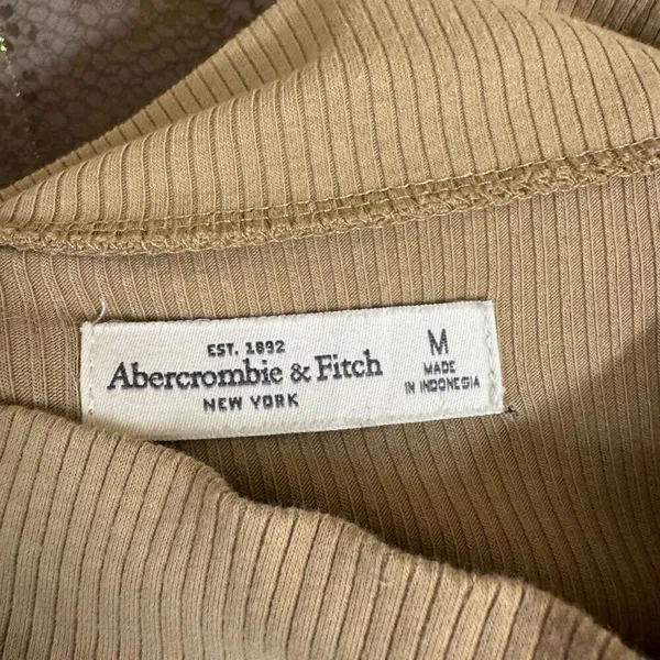 Abercrombie & Fitch Tan Mock Neck Long Sleeve Ribbed Top Medium - Image 4