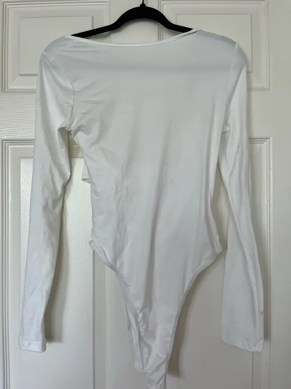 SheIn White long sleeve cut out bodysuit with gold roses - Image 2