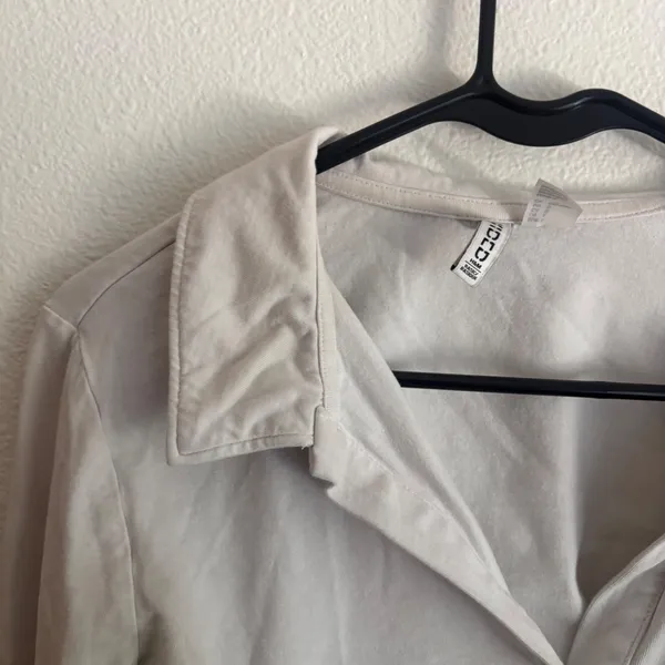 H&M Divided White Long Sleeve Polo Crop Top V-Neck Size Large - Image 4
