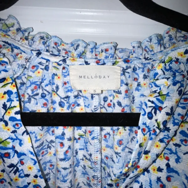 MELLODAY Ditsy Floral Print Ruffle Cap Sleeves Split Neckline Blouse Top - Image 2