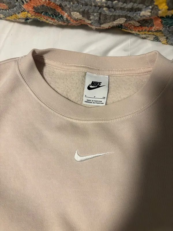 Cropped Nike Sweatshirt - Image 4