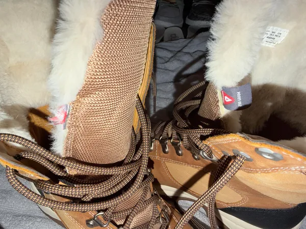 Timberland Womens 9 Tan Faux Fur Winter Boots Like New - Image 8