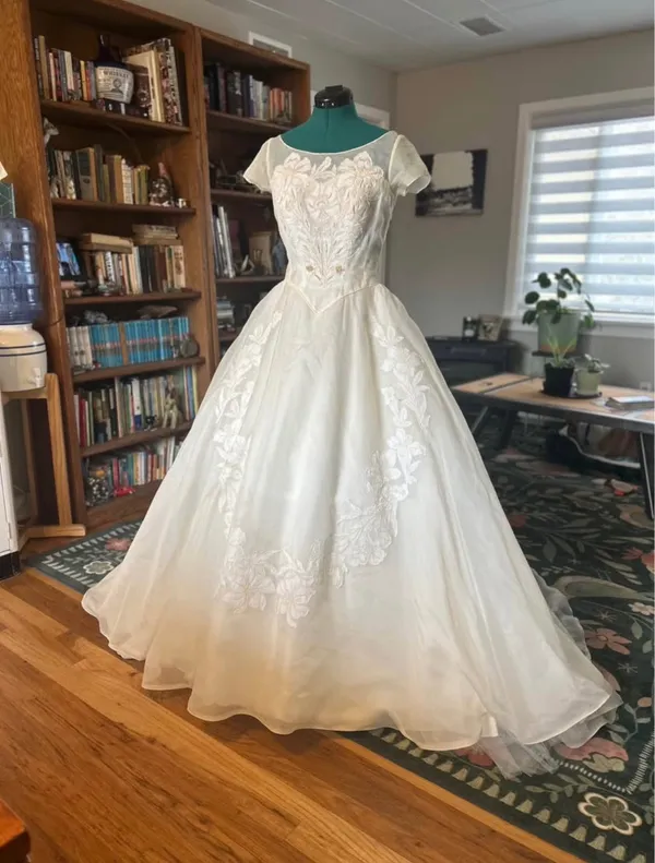 Beautiful 1940’s-1950’s Wedding Dress - Image 3