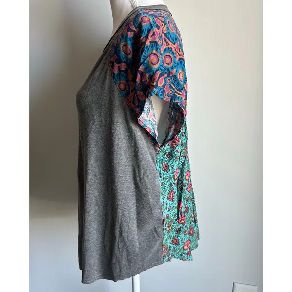 Natural Life Classic Gray and Floral T-Shirt Flowy Boho Size Medium - Image 3