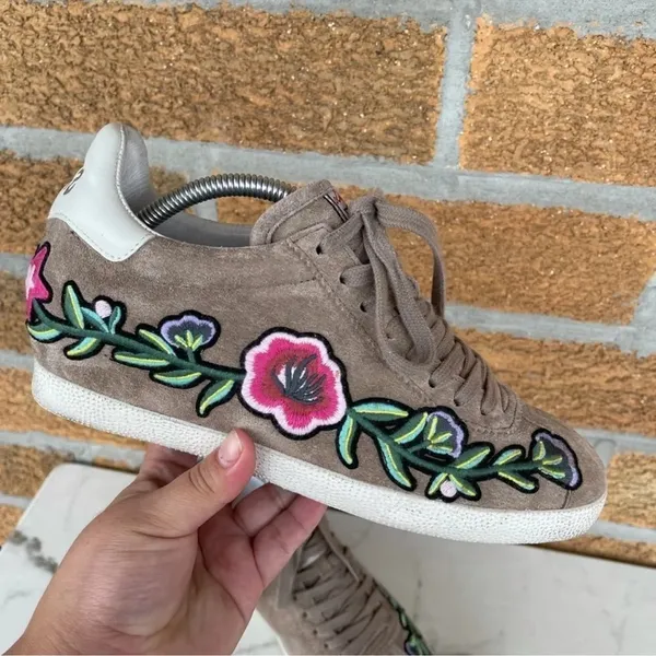 Ash Gull Embroidered Suede Low-Top
Sneaker 39/9 - Image 2