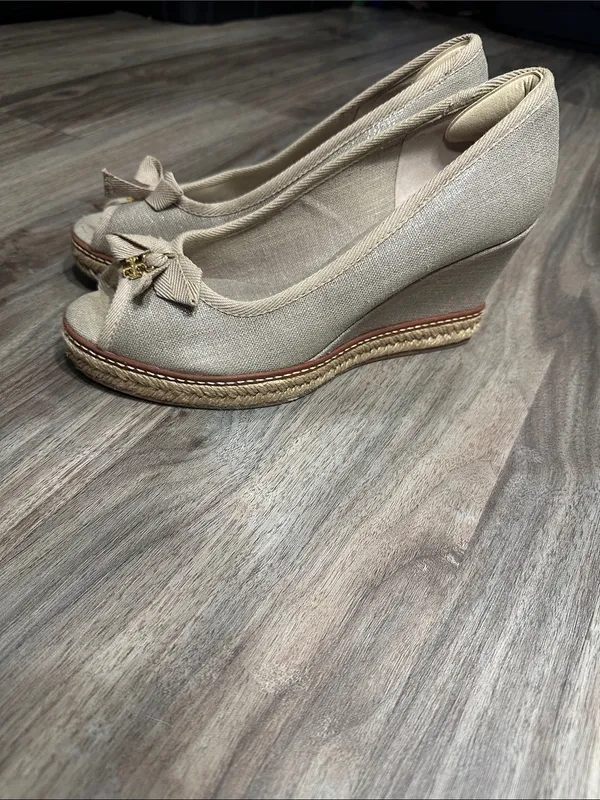 Tory Burch Espadrille Wedge Peep Toe Bow Pumps Metallic Beige. - Image 3