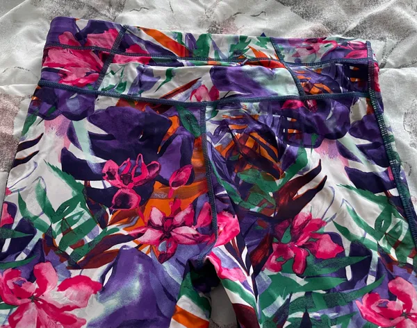 Floral Multicolored Adjustable Waist Back Pocket Capri Leggings, size L - Image 10