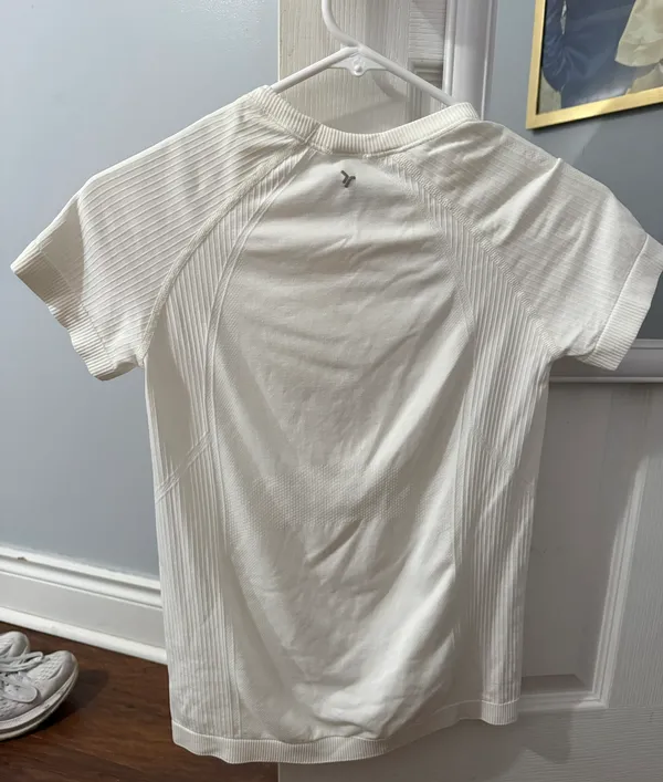 Old Navy Fitted Seamless T-Shirt - Image 2