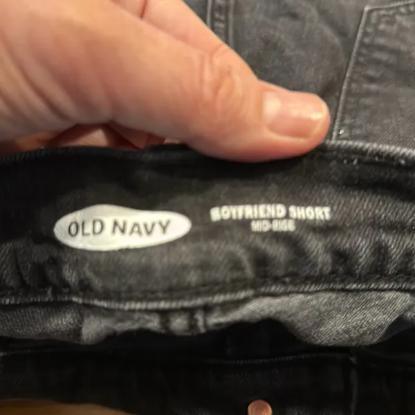 Old Navy women’s boyfriend distressed mid rise short size 16. - Image 2