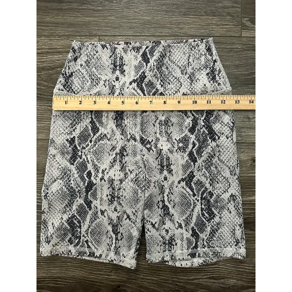 Alo Yoga snakeskin vapor biker shorts - Image 4