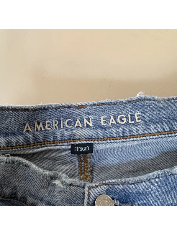 American Eagle Outfitters Relaxed Short Strigid Distressed Denim Shorts Size 16 - Image 3
