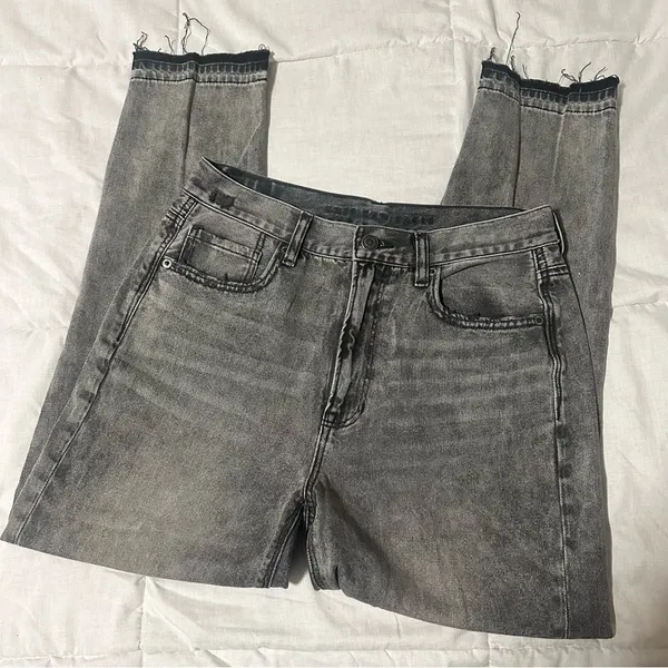 American Eagle Distressed Mom Jeans Size 6 Short - Image 4