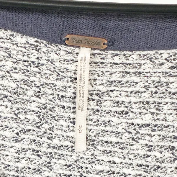 Free People‎ Grey V Neck Knit Sweatshirt Size Medium - Image 3