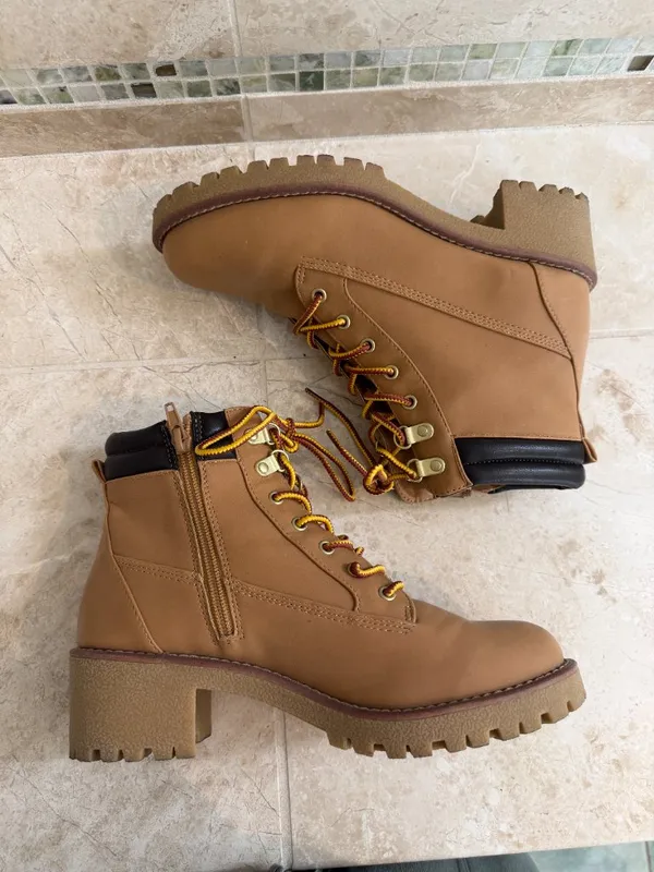 Sugar Mabry Tan combat style, block heel and side zipper Size 8 Lug sole - Image 5
