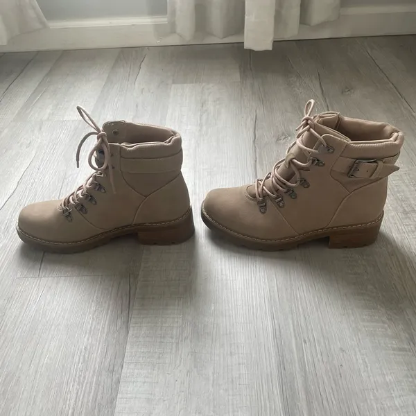 NWOT women’s beige suede boots size 8 - Image 3