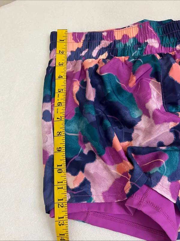 Reebok Women's Athletic Shorts Size Medium - Image 5