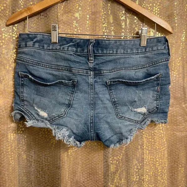 Express Shortie Relaxed Low Rise Cut Off Booty Shorts Size 4 - Image 2