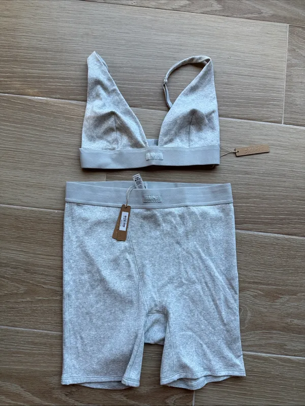 NWT SKIMS SET Light Heather Grey boxer bra set size medium - Image 3