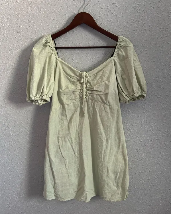H&M Green dress with puffy sleeves and a tie detail - Image 2