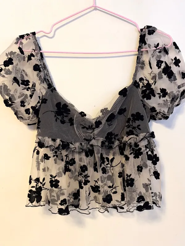 Kimchi Blue Claudia Sheer Puff Short Sleeve Crop Top Blouse Black Floral Medium - Image 3