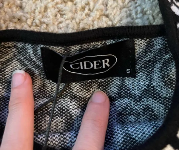 Cider Black and white heart patterned crop sleeveless top never worn - Image 4