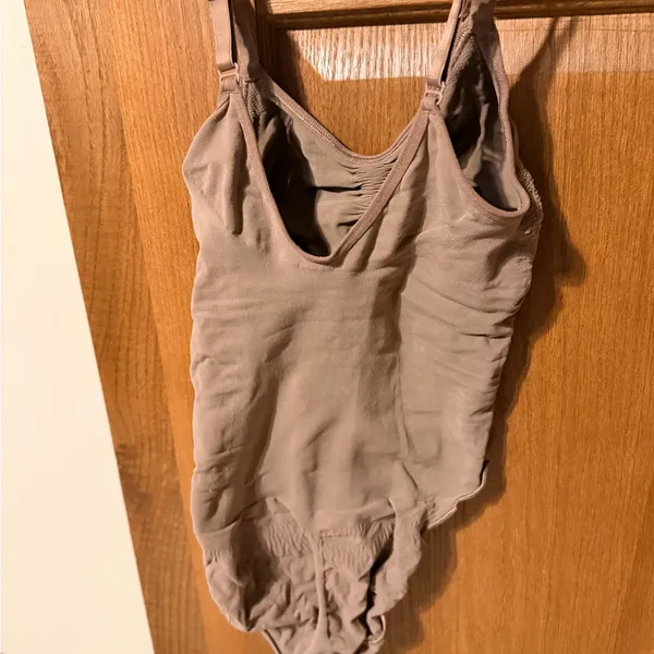 Skims sculpting body suit with snaps S/M - Image 3