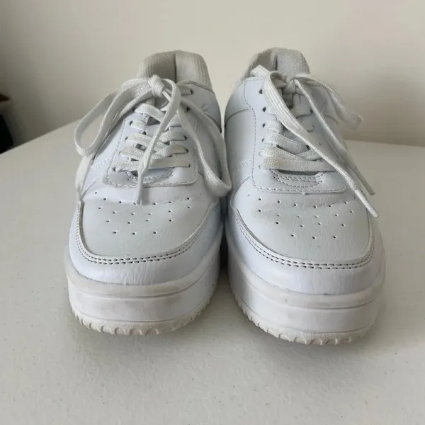 No Boundaries‎ women’s white fashion sneakers — size 6.5 - Image 2