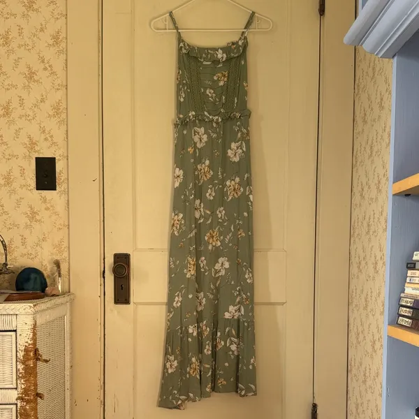 Promesa Sage Green Floral Maxi Dress with White and Yellow Flowers - Image 2
