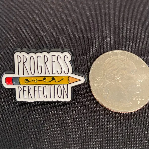 Enamel pin/magnet puts the focus where it helps the most 3FER - Image 2