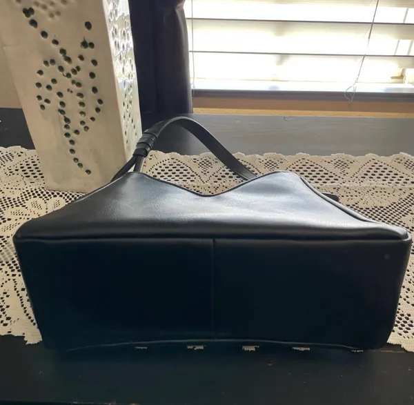 Elegant Black Handbag - Image 4