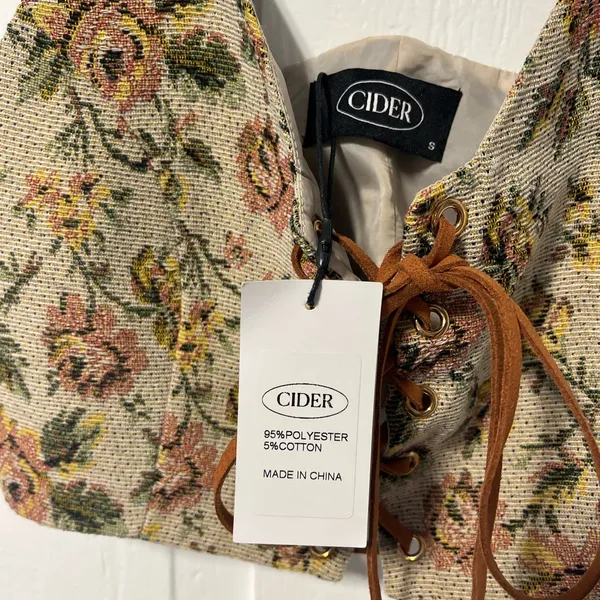 NWT Cider Natural Garden Tie Lace front Tapestry cropped top size small - Image 4