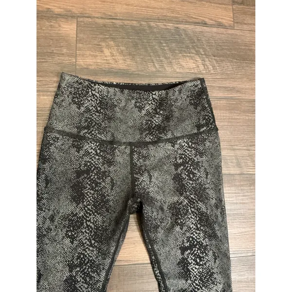 Beyond Yoga Leggings Black Gray Snakeskin Foil High Waisted Size M - Image 2