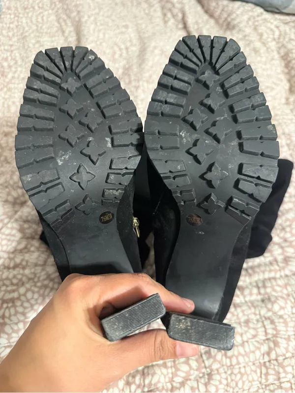 Jennifer Lopez (JLo) "Jaylee" Black Suede Boots. Size 7 1/2 - Image 3