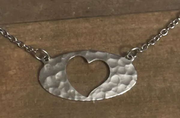 Vintage silver tone cut out hammered heart necklace - Image 2