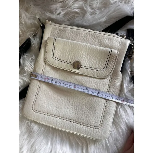 Coach leather white crossbody bag authentic with adjustable black strap - Image 6