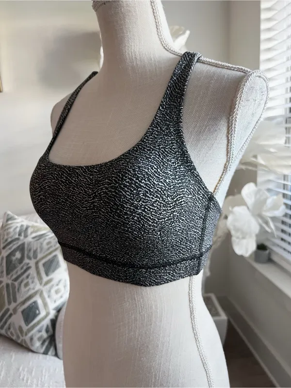 Lululemon Black & White Textured Scoop Neck Woman’s Sports Bra size 4 - Image 5