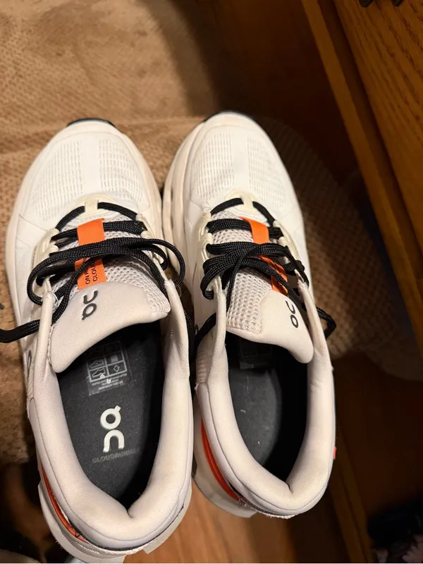 Woman’s Cloud runner White Size 7 - Image 3