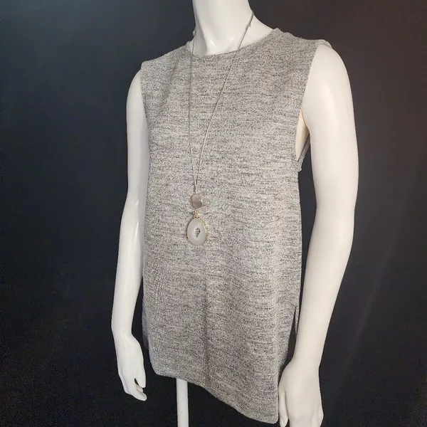 Banana Republic Gray Knit Sleeveless Top (XS) - Image 2
