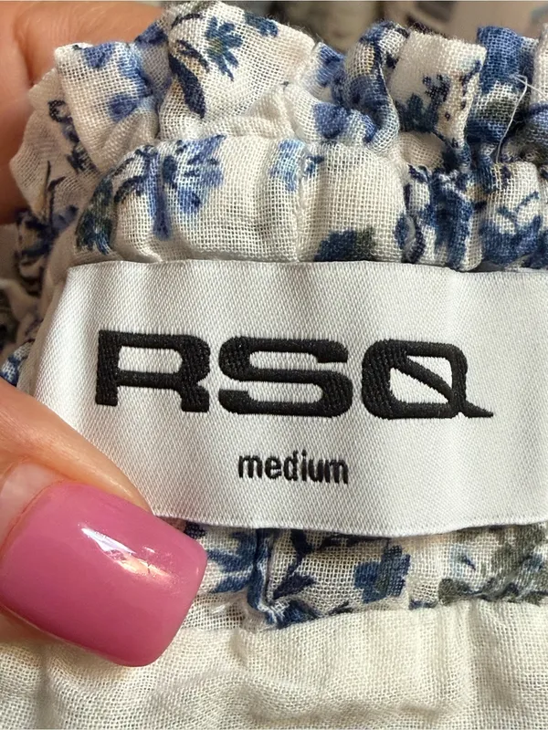 RSQ Blue Floral Tiered Mini Skirt on Cream - Image 5