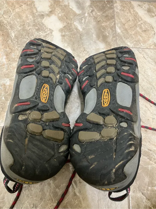 Keen Koven Gray and red hiking shoes - Image 9